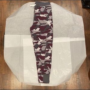 A super cute pair of purple white and grey UA joggers. Comfy Youth Medium